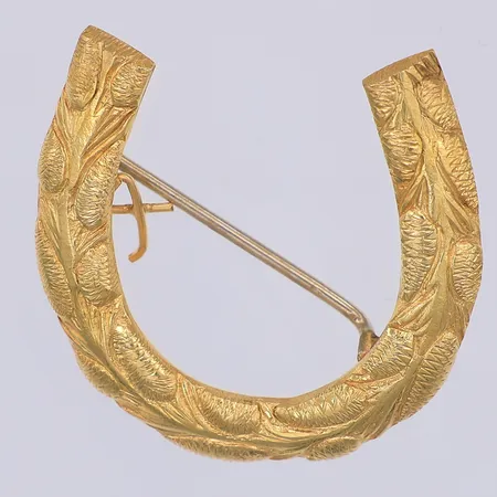 Brosch, hästskoformad, 30mm, gjord av ring, nål i metall, gravyr, 23K Vikt: 8,7 g