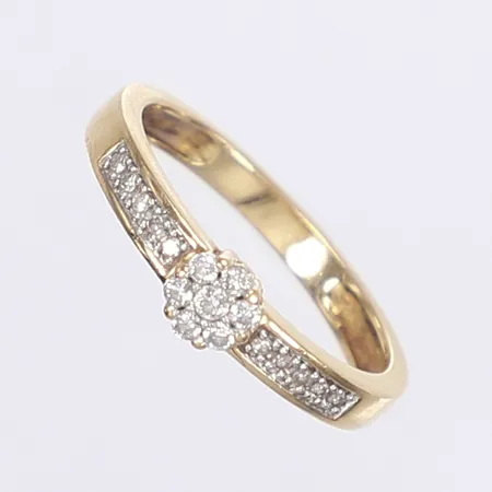 Ring med vita stenar, stl 17½, bredd 2-5mm, 18K  Vikt: 2,7 g