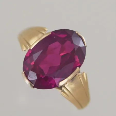 1 fin ring m  röd sten 14k 3,6 gr Ø 18 mm, 39706:3 au 1811 Vikt: 3,6 g