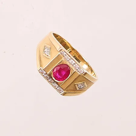 Klackring med syntetisk rubin samt diamanter 14 x ca. 0,01ct, Ø18¼, bredd: 4-10,7mm, 18K, 6,6g.