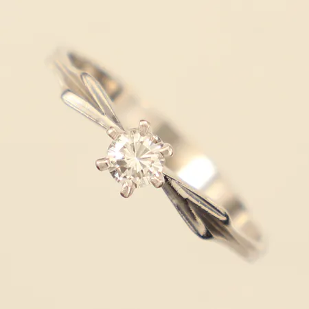 Ring "stjärnringen", med diamant 0,22ct, enligt gravyr, vitguld, stl 18¾, bredd ca 3,8mm, Hans Strömdahl AB, 18K Vikt: 2,2 g