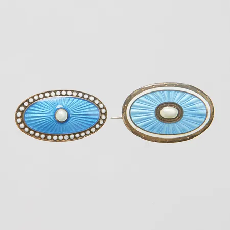 Två broscher broscher, emalj, längd ca 22mm, bredd 13-15mm, 925/1000 silver Vikt: 3,2 g