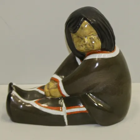 Figurin i stengods, Sittande Eskimå, Vicke Lindstrand, Upsala-Ekeby, mått 12x22x23cm. Skickas med postpaket.