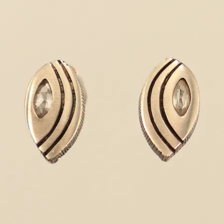 Ett par örhängen Snäckan med bergkristall, längd 14mm, bredd 8mm, Risto Ilmonen, Finnfeelings, Finland, repiga, 925/1000 silver  Vikt: 2,4 g