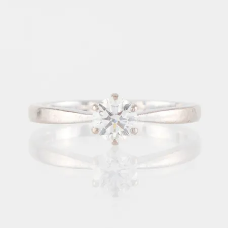 Ring vitguld med solitär diamant på 0.46 ct VVS2 enligt certifikat, storlek ca 16 ½ mm, bredd 2-5.8 mm, 18k. Vikt: 2,8 g