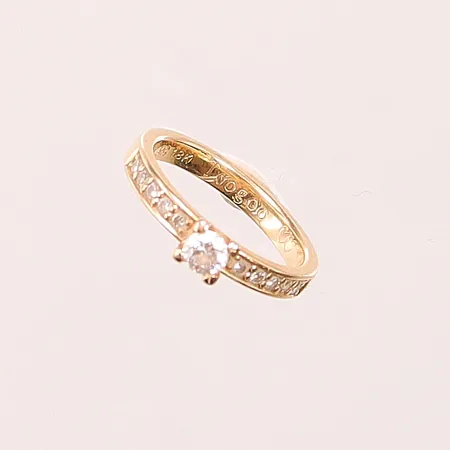 Ring med diamanter 1 x ca. 0,30ct + 10 x ca. 0,015ct, Ø17, bredd: 3mm, gravyr, 18K, 4,4g.