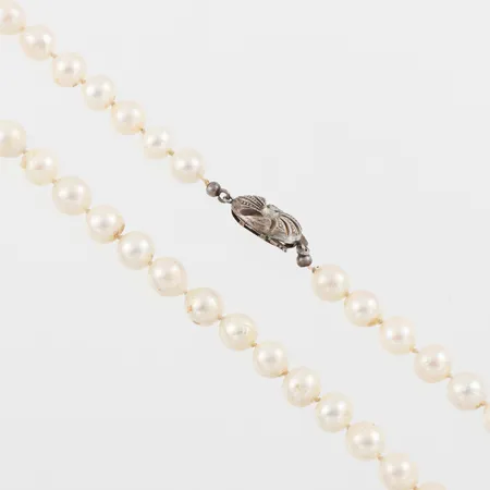 Collier odlade pärlor, längd ca 59 cm,pärlornas diameter ca 7 mm, silverlås. Vikt: 0 g