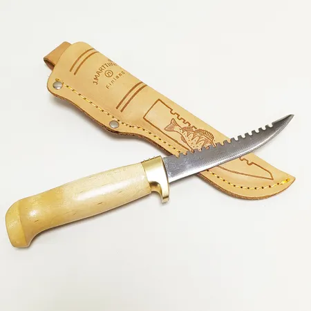 Fiskkniv, J Marttiini Finland, längd ca 23cm, sågtandat blad, handtag i trä, slida i läder. 