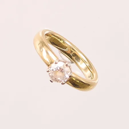 Ring, vit sten, Ø16, skadad skena, 18K, 2,3g.