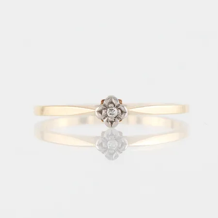 Ring med liten diamant, storlek 15 ¾ mm, bredd 1.1-3.6 mm, 18k. Vikt: 1,1 g