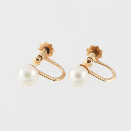 Örhängen paret med pärlor, pärlans diameter ca 6.6 mm, 18k. Vikt: 2 g