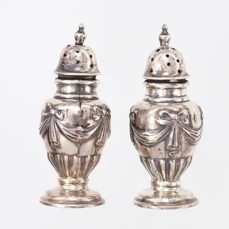 Två ströare i form av urnor, höjd: 7,5cm, Engelska kontrollstämplar, silver 925/1000 Vikt: 39,4 g