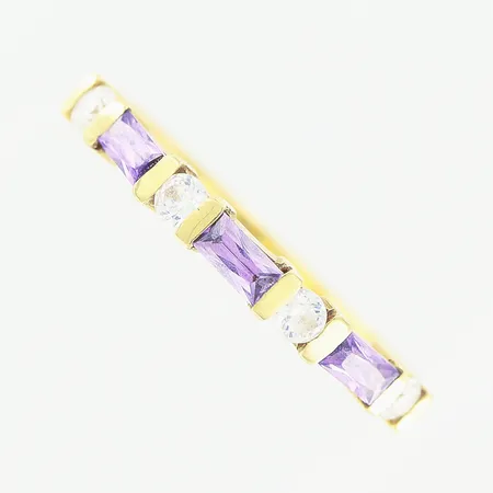 Ring, vita/lila stenar, stl 18, bredd 1,5-2,5mm, GHA, 18K.  Vikt: 2,1 g