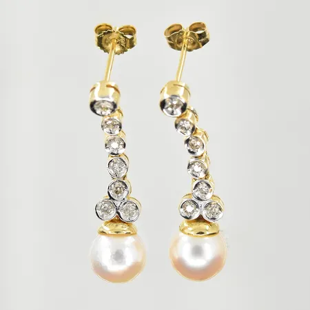 Ett par örhängen med diamanter 2x0,07ct och odlade pärlor Ø7 mm, längd 25 mm, 18K. Vikt: 3 g