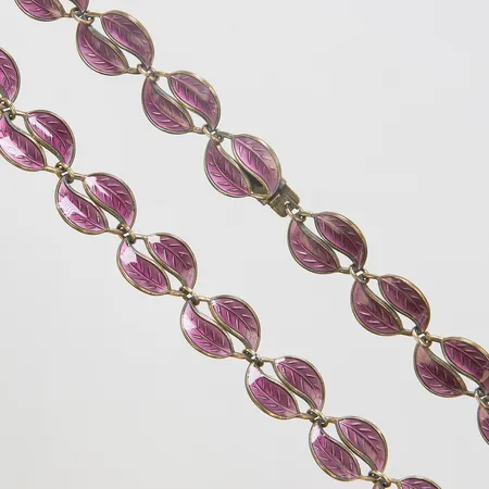 Collier, lila emalj, längd ca 36,5cm, bredd 2-14mm, David Andersen Norway Sterling, förgyllt, 925/1000 silver  Vikt: 26,8 g