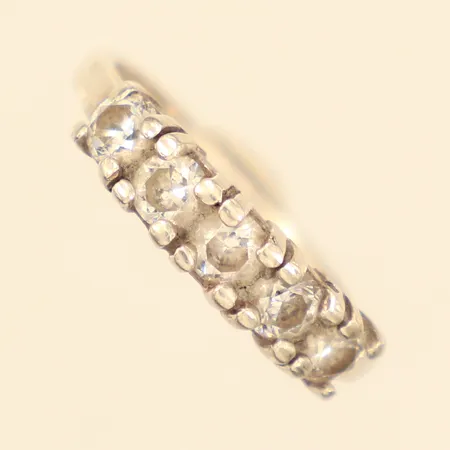 Ring med vita stenar, stl 16¾, bredd 1,8-4,5mm, 925/1000 silver  Vikt: 2,5 g