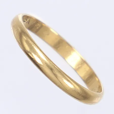 Ring, slät, stl 19¾, bredd 2,5mm, gravyr, 18K Vikt: 2,6 g