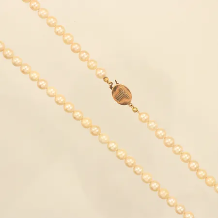 Pärlcollier, odlade saltvattenspärlor ca Ø6-6,2mm, längd 44cm, graverat guldlås Landstinget 18K, Alton Falköping. Vikt: 24,2 g