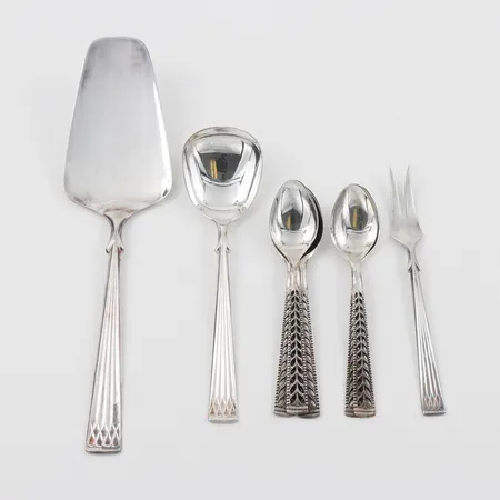 Diverse bestick, silver. Vikt: 131 g