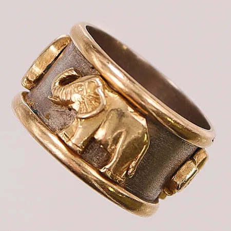 Ring "elefanter", Ø17½, bredd:12mm, detaljer i 18K, bruttovikt 9,2g.