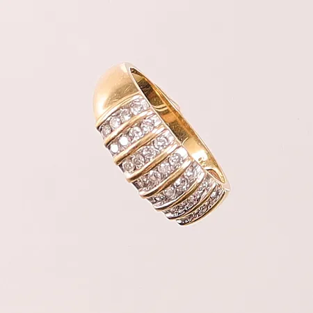 Ring med 28 diamanter 0,50ctv enligt gravyr, Ø18¾, bredd: 2,4-8,3mm, Guldfynd, 18K, 4,6g.