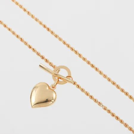 Collier med hänge, längd ca 44 cm, bredd 2 mm, 18k. Vikt: 5,1 g