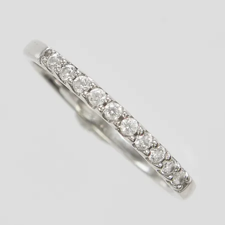 Ring, diamanter 10 x ca 0,02ct, stl 16½, bredd 1,5-2mm, vitguld, GHA, 18K Vikt: 1,5 g