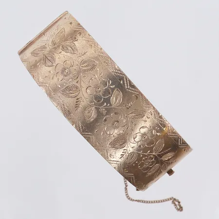 Armband stelt med blomdekor, ca Ø60mm, bredd 22,5mm, gravyr, trasig säkerhetskedja, mindre bucklor. 830/1000 Silver  Vikt: 23 g