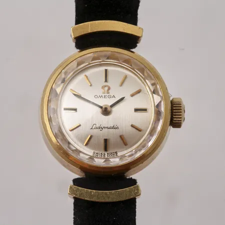 Damur Omega Ladymatic, 18K guld, Ø18mm, automat, cal 661, boett-nr 551011, trasigt armband i sammet.