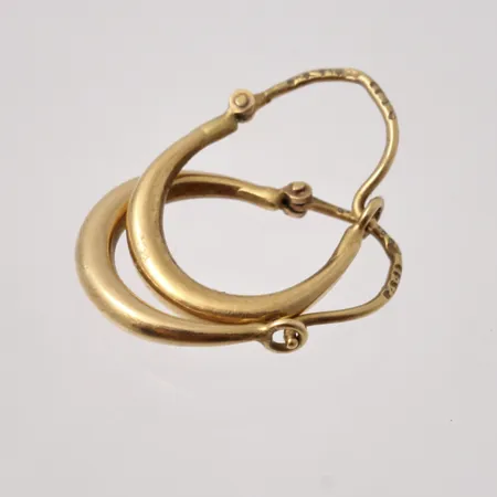 Diverse defekt guld, 18K, vikt 0,87g.