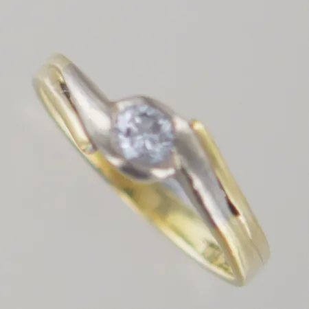 Ring med solitär diamant ca 0,20ct, Ø 17 mm B 2-5 mm, 18k Vikt: 3,3 g