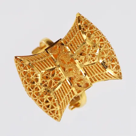 Ring med mönsterdekor, stl: 17½, bredd 3,5-23mm, justerbar storlek, 21K.  Vikt: 3,4 g