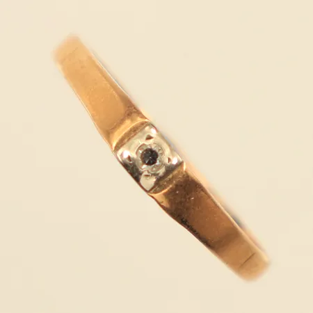 Ring med diamant ca 0,02ct, stl 17¾, bredd 1,3-2,8mm, 18K  Vikt: 1,3 g
