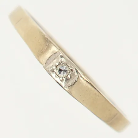 Ring med 8/8-slipad diamant 1 x ca 0,02ct, stl: 17¾, bredd 1,4-3mm, behov av omrodiering, vitguld 18K.  Vikt: 1,4 g