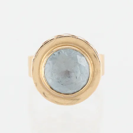 Ring med sten, N S E Guldvaru Aktiebolag Köping, storlek 16 ¾ mm, bredd 4-16.2 mm, 18k. Vikt: 6,2 g