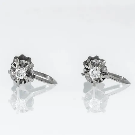 Skruvörhängen i vitt guld 18K med diamanter 2 x c:a 0,06ct. De är Ø 6,7 mm och väger 2,5g. 