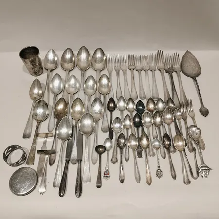 Diverse bestick, knivar med blad i stål, silver Vikt: 1839 g
