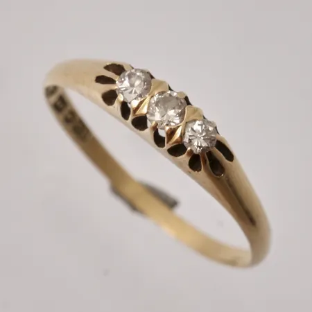 Ring i 18K guld, stl 18, bredd 1,5-3,6mm, 3st diamanter, mått Ø2,3-2,7mm, vikt 1,87g.