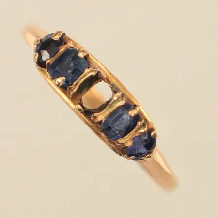 Ring med blå stenar, stl 17½, bredd 1,5-4,5mm, sten saknas, ostämplad, 14K  Vikt: 1,7 g