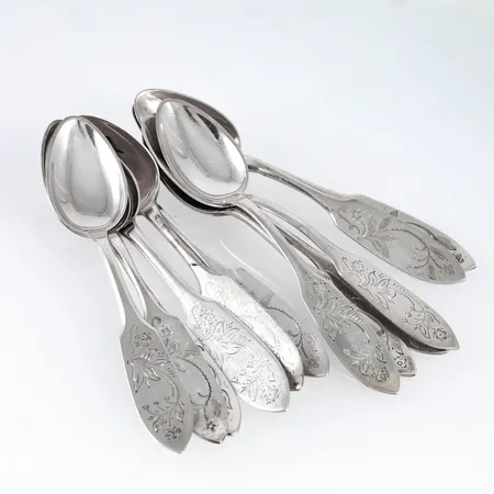 Tornedal i silver (830/1000): tolv kaffeskedar (122 mm). Nio från Fritz Olsson i Luleå. Åtta stämplade Bolidensilver. De väger 172,4g. Fläckar.