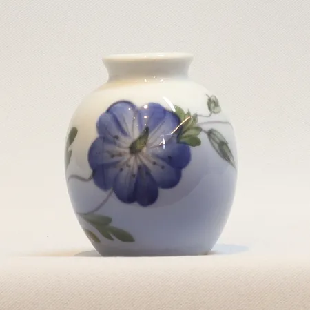 Minatyrvas Royal Copenhagen, med dekor av blommor, höjd 6cm, modell 2809/1254, signerad NA  Skickas med paket.