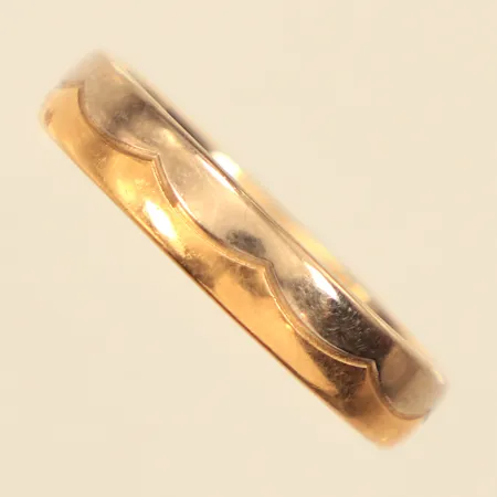Ring, tvåtonad, stl 22, bredd ca 4,9mm, gravyr, 18K Vikt: 6,8 g