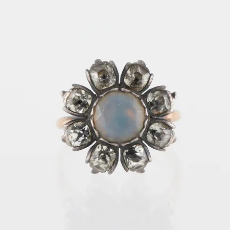 Ring med stenar, storlek 16 ½ mm, bredd 1.5-17.5 mm, skenan 18k övrigt i silver. Vikt: 5,9 g
