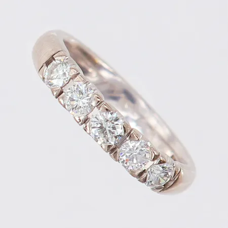 Ring med briljantslipade diamanter tot 0,60ctv enligt gravyr, Kvalitet ca TW-W(G-H)/VS-SI, stl: 16½, bredd 3,5mm, gravyr, vitguld 18K.  Vikt: 5 g