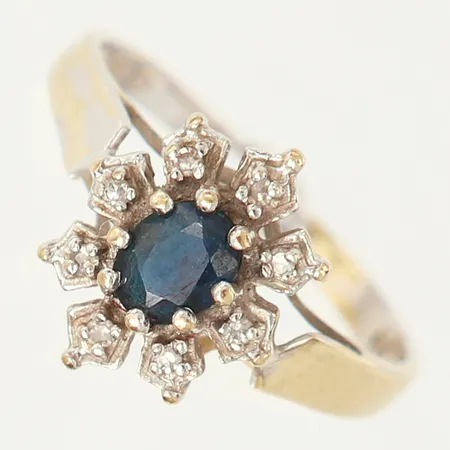 Ring med safir samt 8/8-slipade diamanter 8 x ca 0,01ct, stl: 16½, bredd 1,5-11,5mm, behov av omrodiering, vitguld 18K.  Vikt: 2,3 g