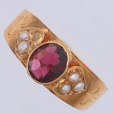 Ring granat, limmade pärlor, stl 17, Petterssons år 1903, en pärla skadad, 18K Vikt: 2,3 g