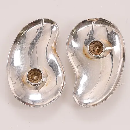 Ett par ljusstakar, Denmark, ena med en mindre buckla, nysilver.