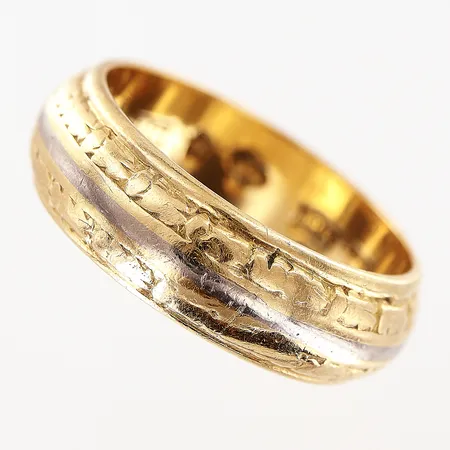 Ring, mönster, stl 18½, bredd 6mm, vit/gulguld, gravyr, 18K.  Vikt: 8,3 g