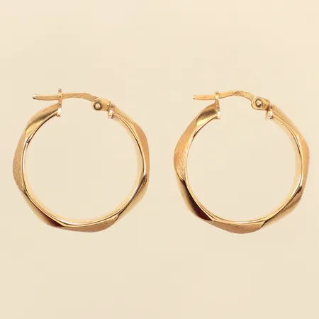 Ett par örhängen, delvis matterad dekor, Ø ca 19mm, bredd ca 24mm, 14K  Vikt: 3,1 g