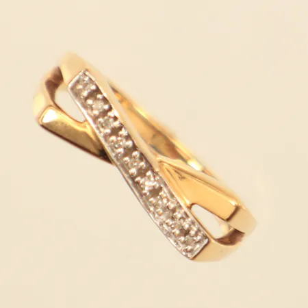 Ring med diamanter 9x ca 0,005ct, stl 16½, bredd 1,8-5,7mm, 18K Vikt: 3,3 g